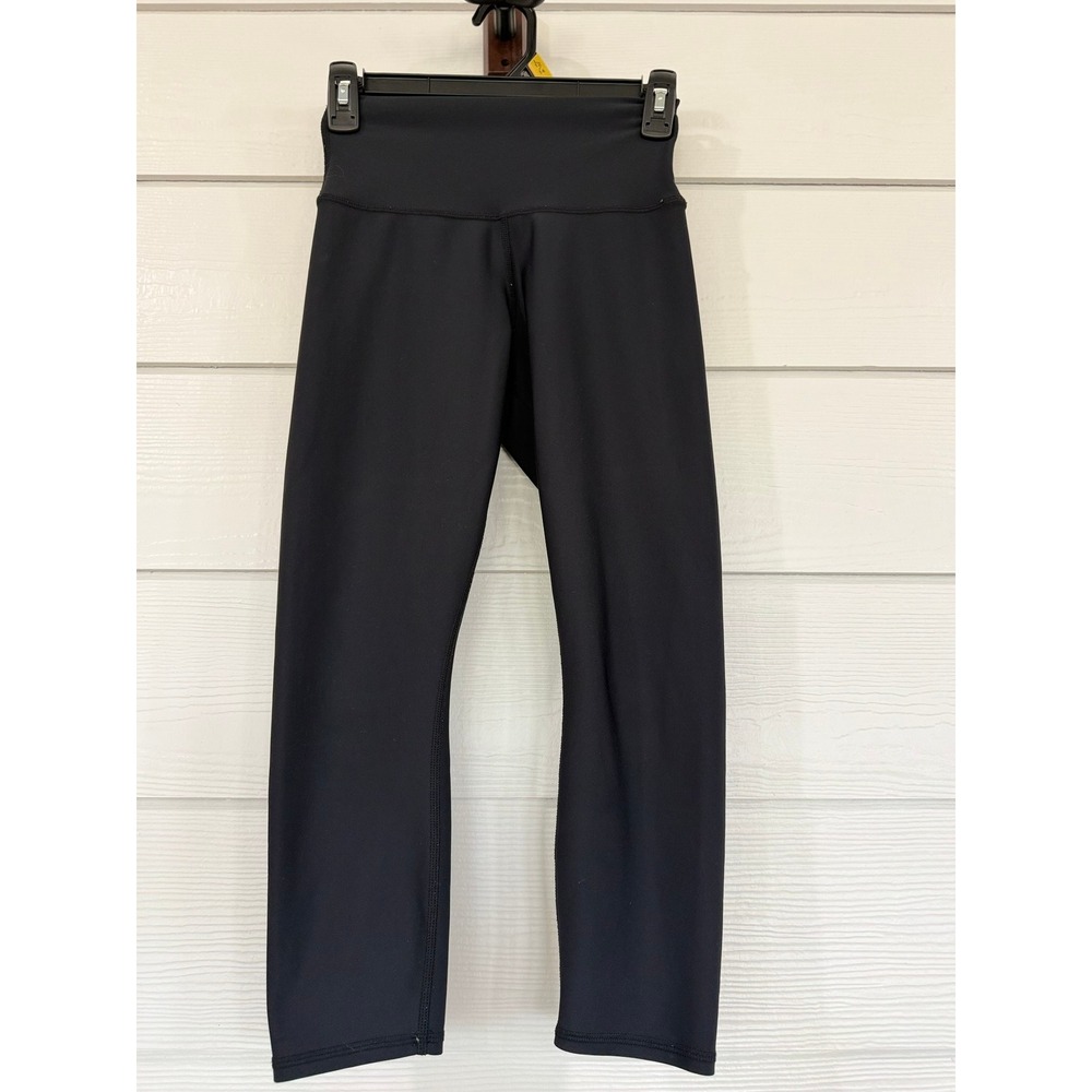 A- 90- Alo Yoga Black High Waisted Cropped Leggings Silver Logo Activewear